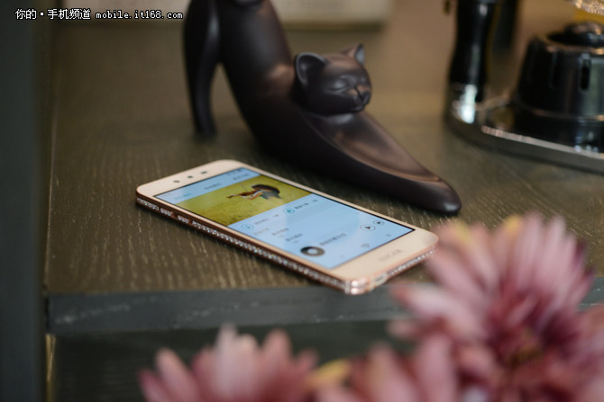 女神定制寶石加身 糖果SUGAR 2C開(kāi)賣