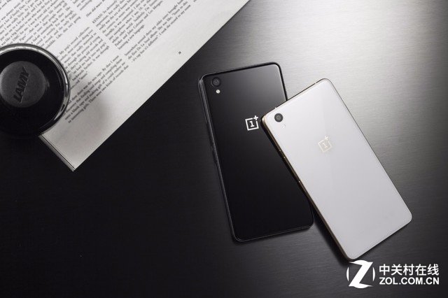 10月29日發布的一加手機X搭載高通驍龍801處理器+2GB RAM，提供16GB ROM，擁有5英寸AMOLED顯示屏，前置800萬像素攝像頭，后置1300萬像素攝像頭，售價1499元。