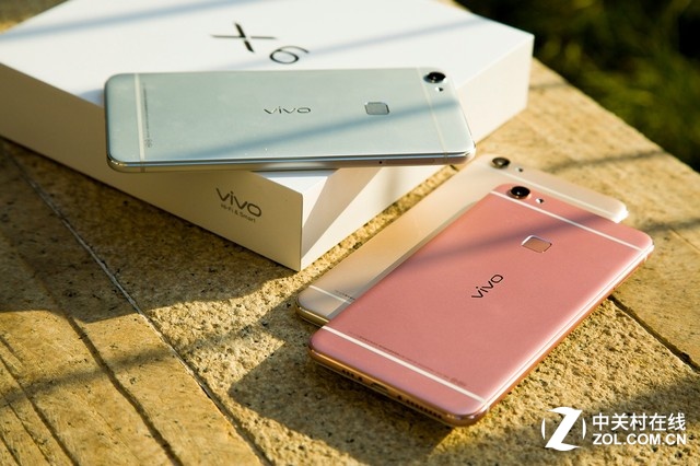 功能上，夠快才暢快vivo X6搭載了vivo基于Android 5.1深度定制開發(fā)的Funtouch OS 2.5<a href=/pc/system/ target=_blank class=infotextkey>系統(tǒng)</a>，擁有人性化進(jìn)程管理、改進(jìn)的ART虛擬機(jī)機(jī)制、根據(jù)使用場景自動(dòng)調(diào)節(jié)<a href=/tags/137-0.html target=_blank class=infotextkey>CPU</a>運(yùn)行模式的CPU場景識別系統(tǒng)、可以使程序開啟速度提升20%的快速響應(yīng)機(jī)制等等，不但讓系統(tǒng)自帶程序的<a href=/tags/2778-0.html target=_blank class=infotextkey>內(nèi)存</a>占用降低了25%以上，還擁有超過三十項(xiàng)的流暢性優(yōu)化。