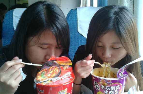 盒飯太坑！高鐵為何不賣方便面？鐵總說出真相...