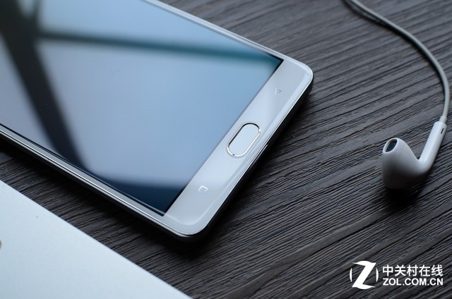 從以上體驗內容來看，金立M5 Plus在做工上值得肯定，用料很足，這塊屏幕被調試的非常艷麗，非常的討好認得眼球，但6英寸的屏幕加上1080P的分辨率近距離觀看仍然可見一定的顆粒感。硬件性能優化很到位，整機用起來非常流暢，這與自家優化的<a href=/pc/system/ target=_blank class=infotextkey>系統</a>也密不可分?？傮w來說對于一款2499的手機來說，該機的總體還是很值得肯定的。