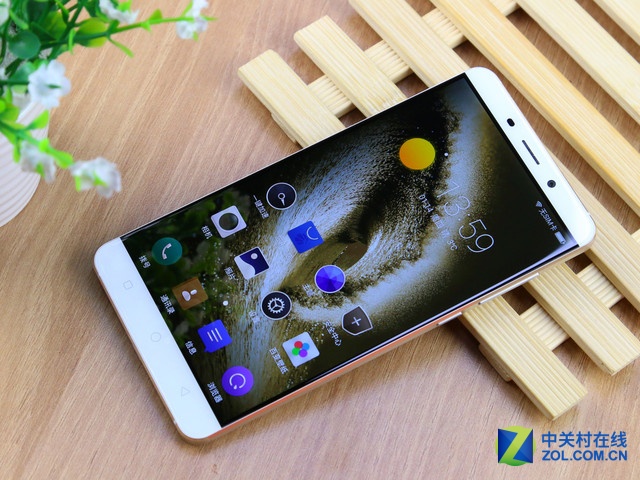 2000多塊錢(qián)能買(mǎi)啥？ 國(guó)產(chǎn)旗艦手機(jī)推薦 