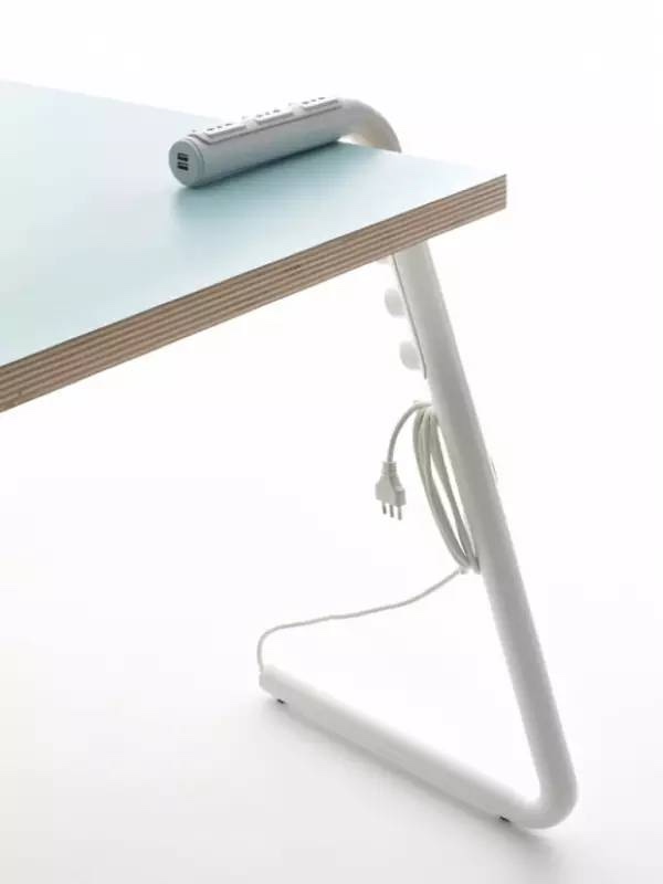 Mandalaki Table ：Mandalak設(shè)計(jì)工作室設(shè)計(jì)了這款長(zhǎng)在桌子腿上的插座，或者說(shuō)是腿上帶了插座的桌子，把桌子腿“拉長(zhǎng)”到桌面上，多出來(lái)的一截上裝有多個(gè)電源插座。