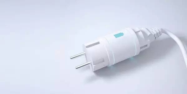 設(shè)計(jì)師 Myung-gyu Kim 把 UPS 直接和電源插頭做到一起，在斷電后仍能提供10分鐘的應(yīng)急時(shí)間。