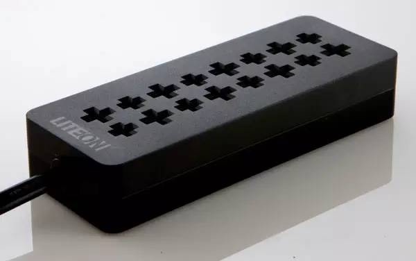 設(shè)計(jì)師 Hung Wang 設(shè)計(jì)的名為 Cross Power Strip 的插座，它將火線、零線通過(guò)大小十字插口標(biāo)示出來(lái)，等距孔位交錯(cuò)排列，讓插頭可以自由變換方向。