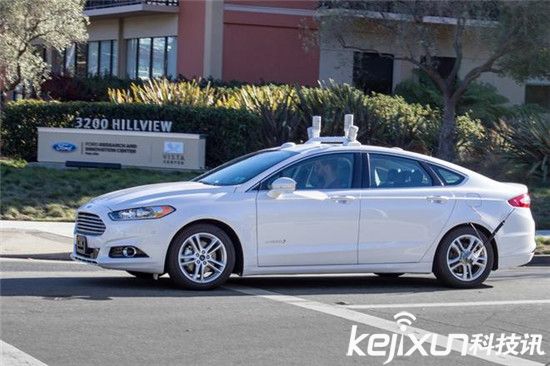 福特自動駕駛汽車秒變電影院：撩妹必備神器！