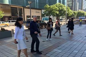 蘋果CEO庫(kù)克再次來到中國(guó) 滴滴總裁柳青陪同