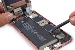 iPhone6s自動關(guān)機(jī)事件：或?qū)е码姵毓?yīng)商洗牌