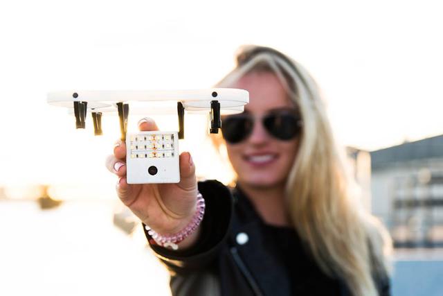 輕松塞入口袋里的自拍無人機 會變形還能跟拍