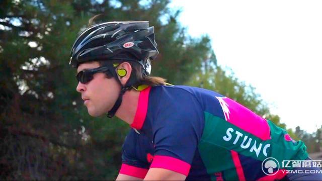 戴上這款耳機 騎行中音樂頭盔和安全都可以有了