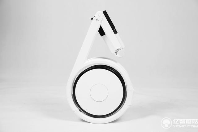 如何優(yōu)雅地變成焦點(diǎn)？從背里掏出一輛電動(dòng)車就行