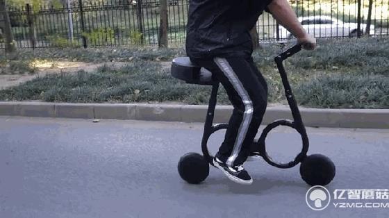 如何優(yōu)雅地變成焦點(diǎn)？從背里掏出一輛電動(dòng)車就行