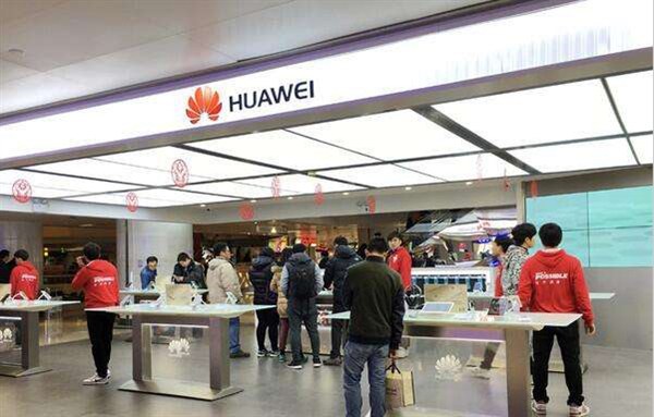 華為開啟服務(wù)體驗(yàn)月：走心了！到店免費(fèi)貼膜保養(yǎng)