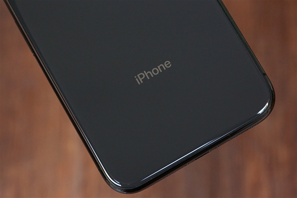 馬來(lái)西亞蘋(píng)果店300元清iPhone 5s庫(kù)存：引萬(wàn)人排隊(duì)