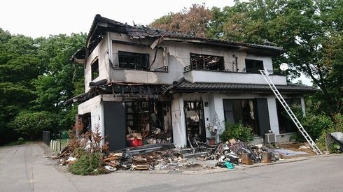 日本漫畫家網上賣自家燒毀房屋寫真 網友吐槽