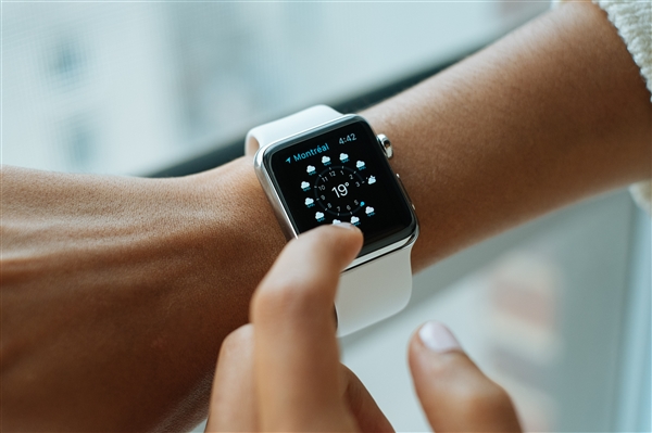 蘋果watchOS 5正式發(fā)布：新增對(duì)講機(jī)、手表支持互發(fā)語音