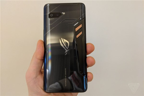 華碩ROG Phone游戲手機發(fā)布：可外接散熱風(fēng)扇