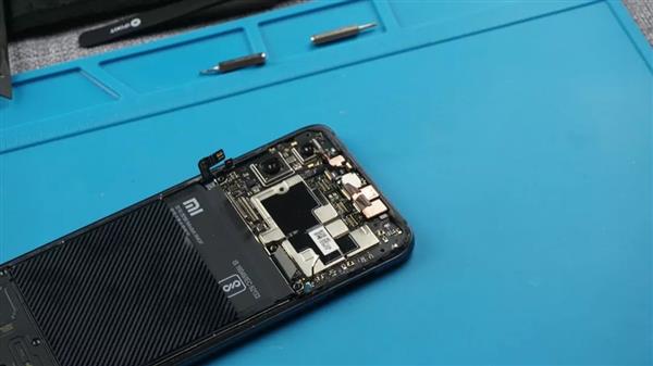 小米8透明探索版不完全拆解：我們發現了一個秘密