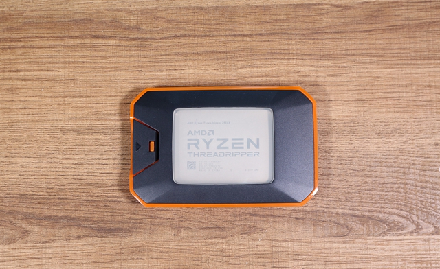 AMD線程撕裂者2990WX開箱圖賞 32核最強(qiáng)CPU來襲！
