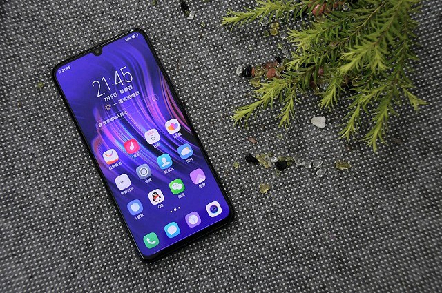 vivo X23幻夜藍(lán)版圖賞:炫光漸變色設(shè)計(jì)，在光線下十分純美